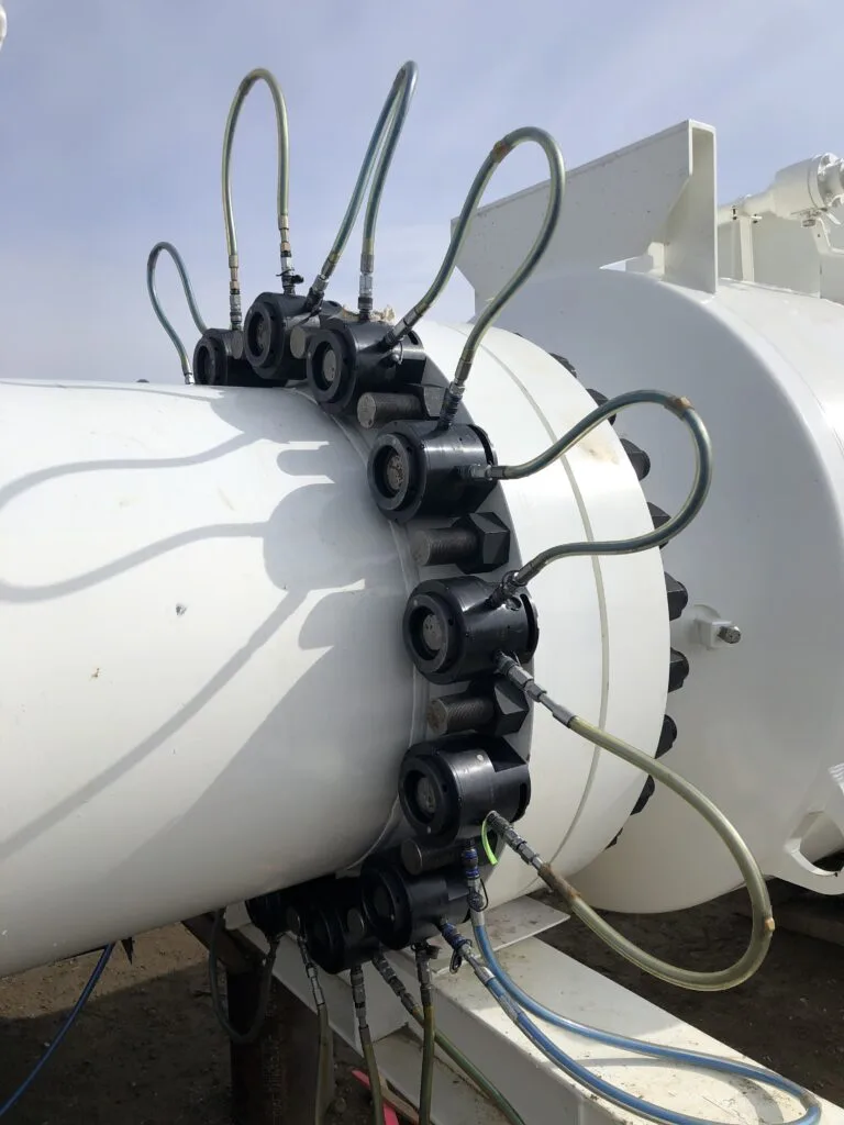 Tightening flange bolts